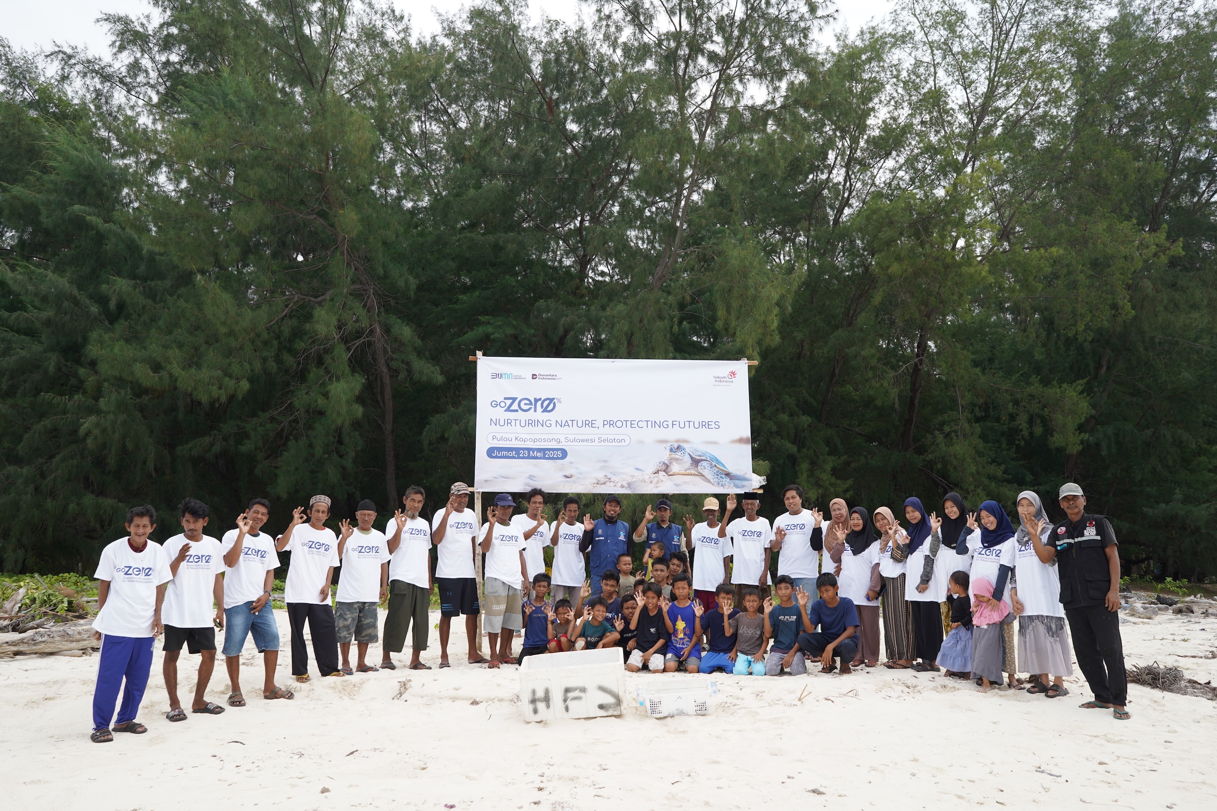 Telkom bersama masyarakat lokal yang didukung BKKPN Kupang saat melaksanakan kegiatan GoZero% Action: Nurturing Nature, Protecting Future di Pulau Kapoposang.